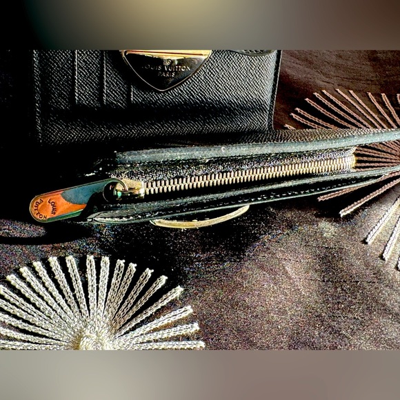 Louis Vuitton Epi Bifold Wallet, Portefeuille Koala Leather Noir, Mint Condition - Picture 12 of 13